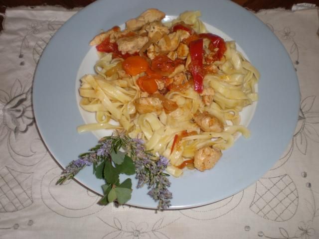 Fettuccine w sosie kurczakowo-warzywnym.