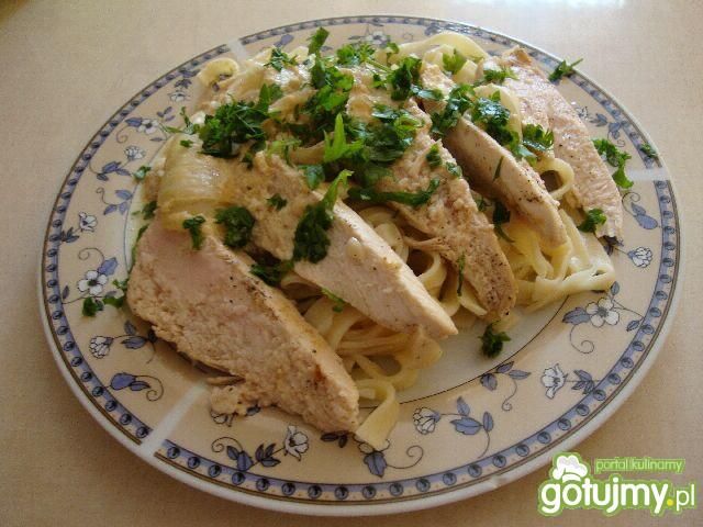 Fettuccine z kurczakiem w sosie z cebuli Fettuccine z kurczakiem w sosie z cebuli