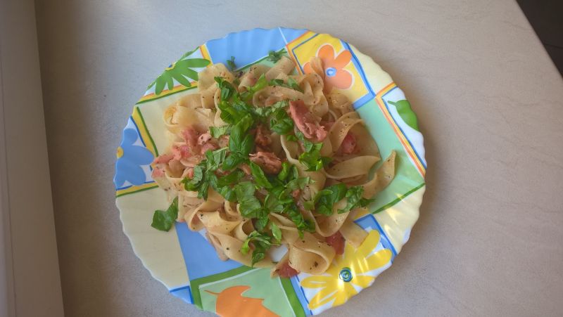 Fettuccine z łososiem i bazylią