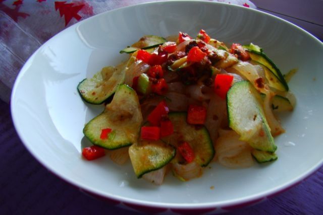  Fettuccine z pesto pomidorowym i warzywami 