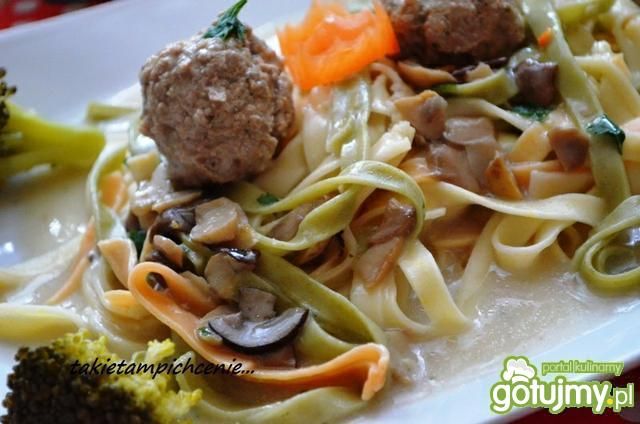 Fettuccine z sosem i pulpecikami