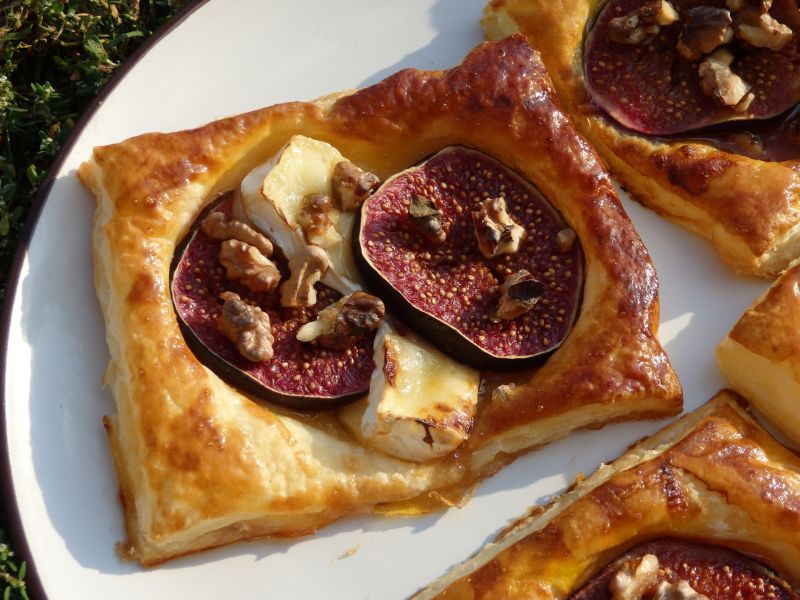 Figi z miodem i orzechami zapiekane na cieście  Figi z miodem i orzechami zapiekane na cieście