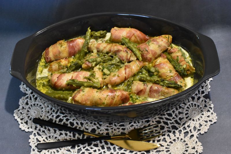 Fileciki w boczku ze szparagami Fileciki w boczku ze szparagami