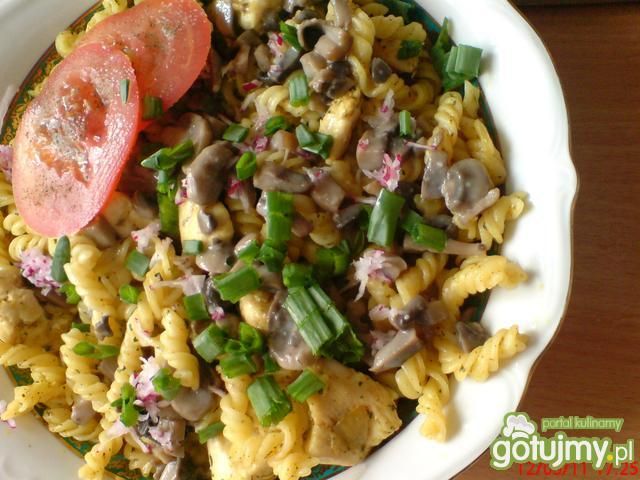 Filet drobiowy z makaronem i pieczarkami