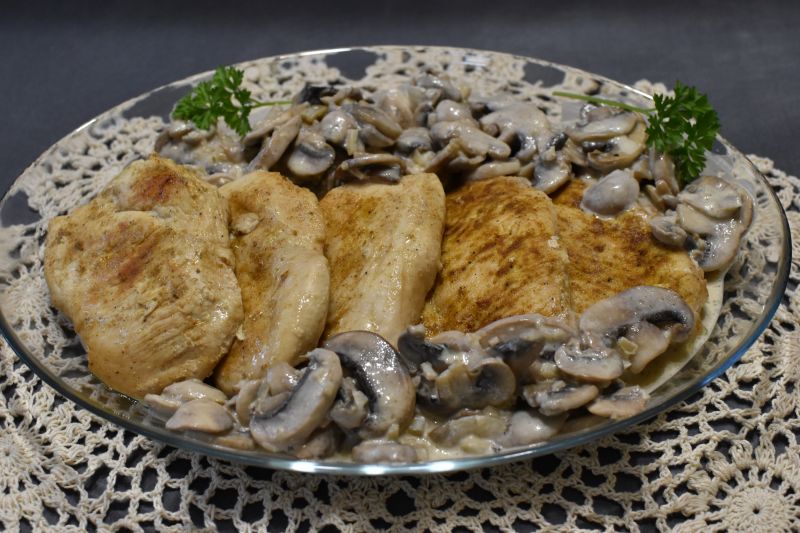 Filet kurczaka z pieczarkami Filet kurczaka z pieczarkami