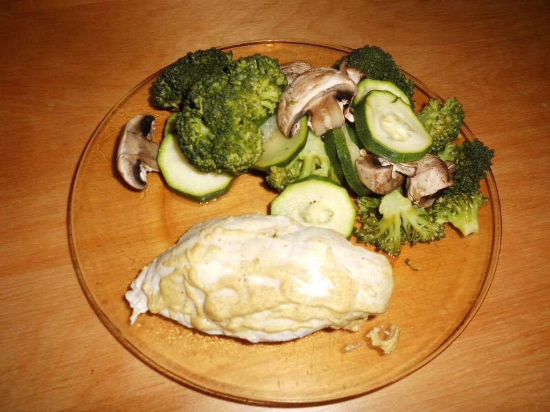 Filet marynowany w musztardzie i warzywa na parze. Filet marynowany w musztardzie i warzywa na parze.