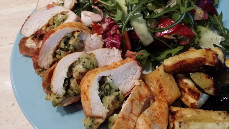 Filet pieczony z cukinią i suszonymi pomidorami Filet pieczony z cukinią i suszonymi pomidorami