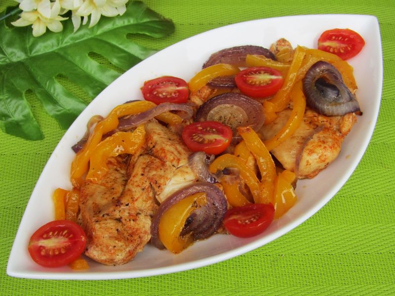 Filet pieczony z papryką, cebulą i pomidorkami  Filet pieczony z papryką, cebulą i pomidorkami