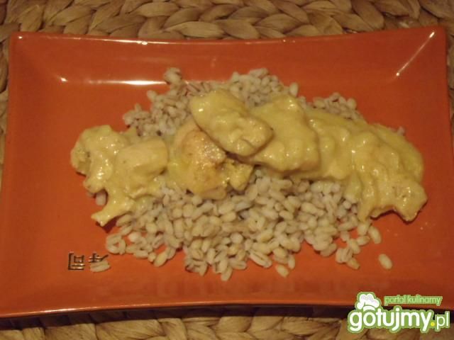 Filet w jogurtowym sosie na pęczaku Filet w jogurtowym sosie na pęczaku