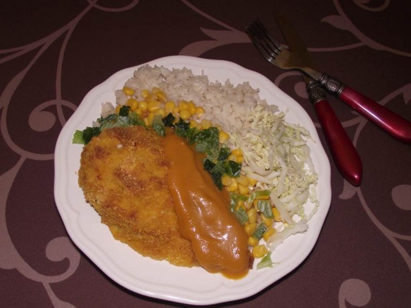 Filet w płatkach kukurydzianych z sosem curry  Filet w płatkach kukurydzianych z sosem curry
