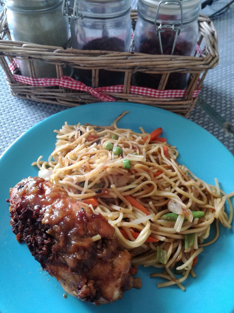 Filet z cebulką na smażonym makaronie