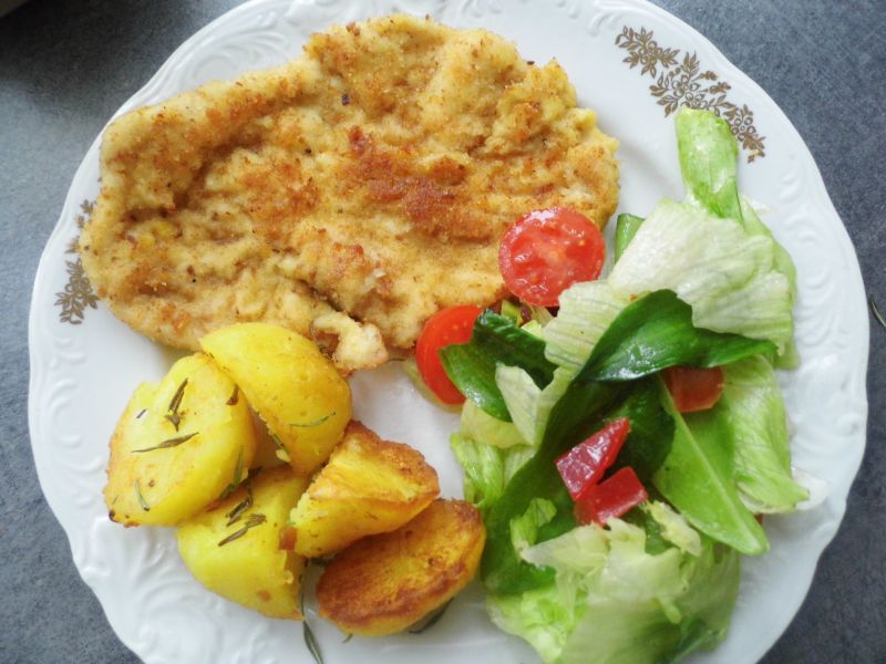 filet z cynamonem pieczonymi ziemniakami i salatka filet z cynamonem pieczonymi ziemniakami i salatka