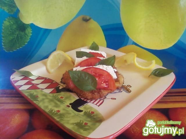 Filet z fetą i pomidorem.