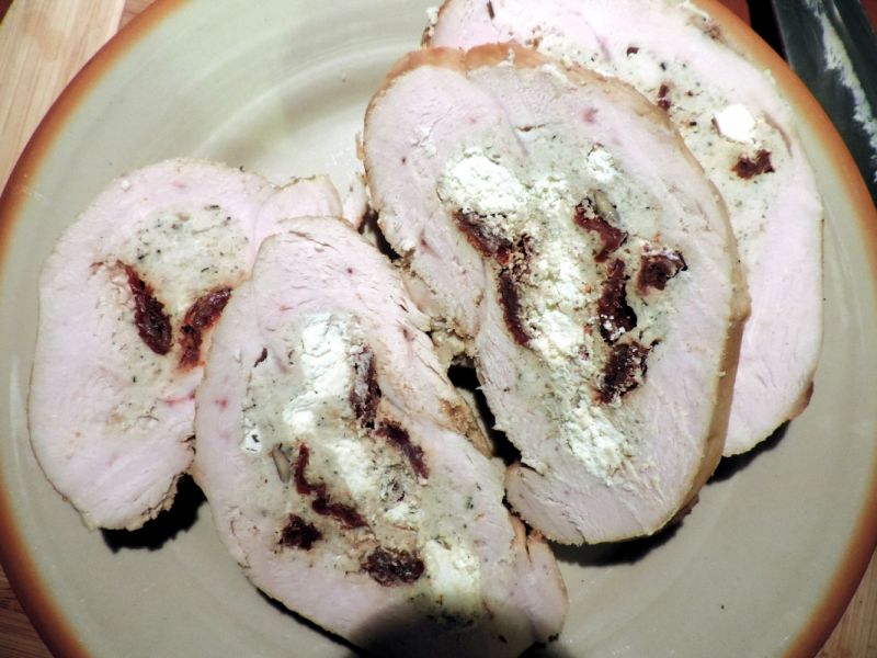 Filet z indyka nadziewany suszonymi pomidorami Filet z indyka nadziewany suszonymi pomidorami