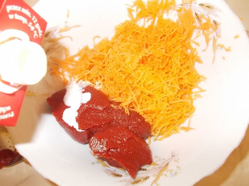 Filet z indyka pod sosem marchwiowo-pomidorowym