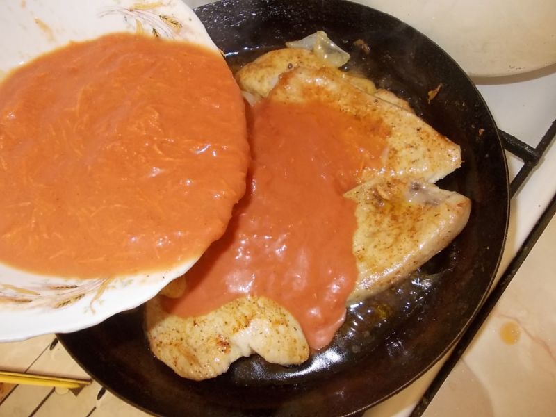 Filet z indyka pod sosem marchwiowo-pomidorowym