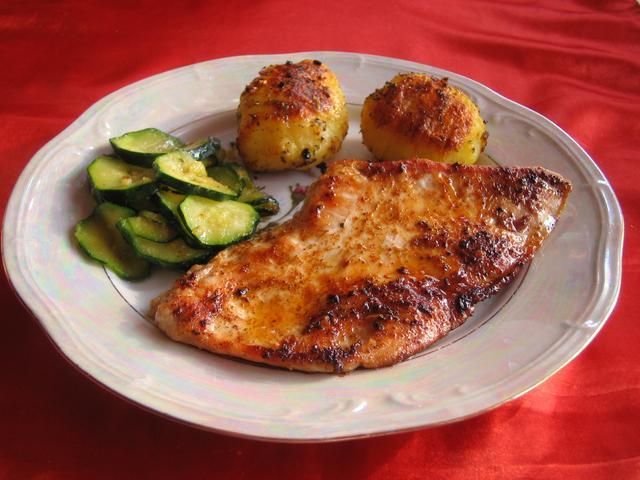 Filet z indyka z ziemniakami cukinia