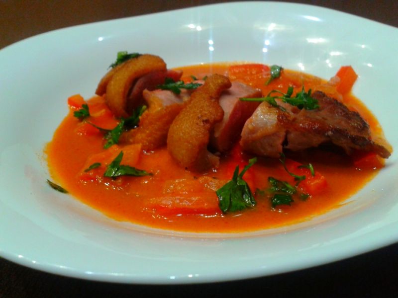 Filet z kaczki w czerwonym sosie curry