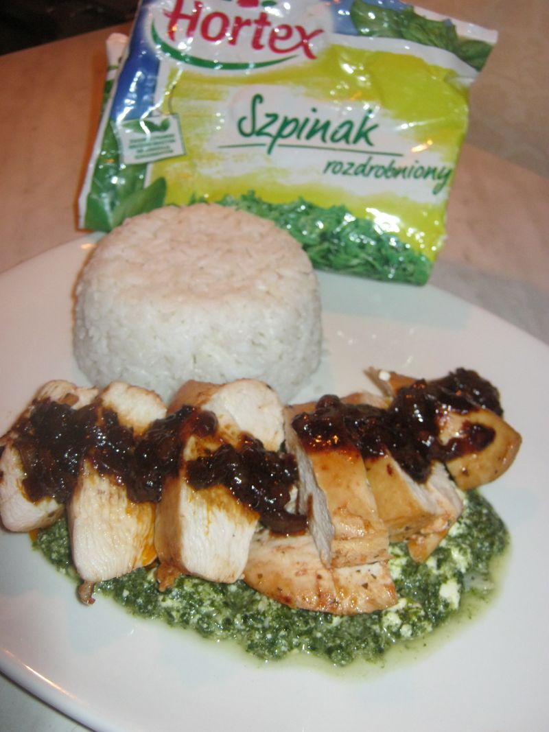 Filet z karmelizowaną cebulą i szpinakiem Filet z karmelizowaną cebulą i szpinakiem