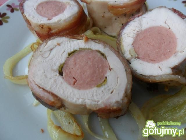 Filet z kurczaka nadziewany parówkami 