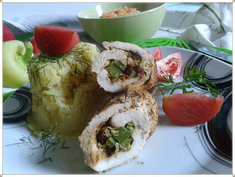 Filet z kurczaka nadziewany pekinką i susz.pomidor Filet z kurczaka nadziewany pekinką i susz.pomidor