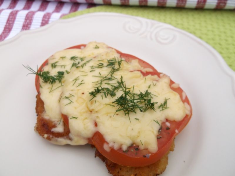 Filet z kurczaka pod pomidorowo-serową pierzynką Filet z kurczaka pod pomidorowo-serową pierzynką