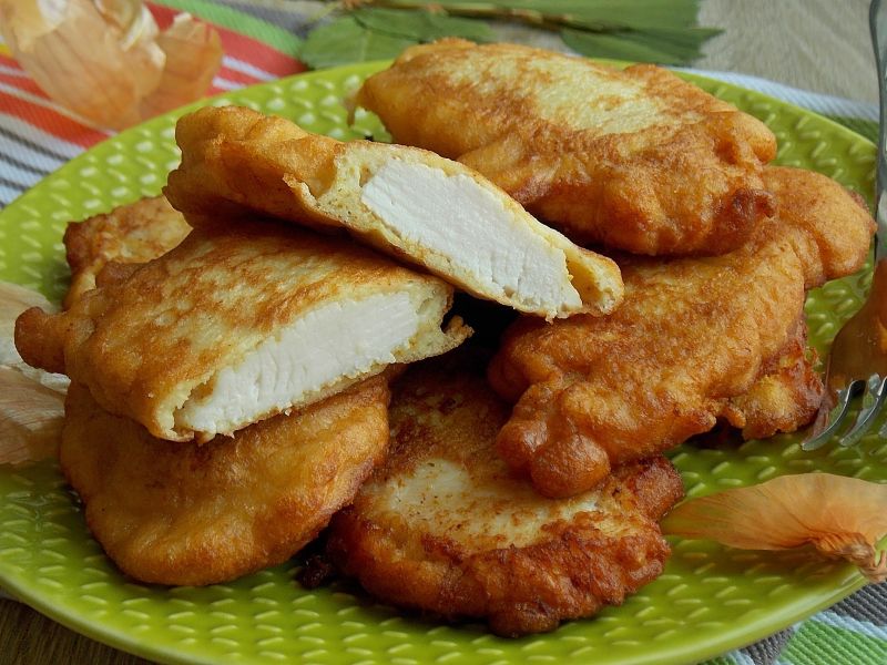 Filet z kurczaka w cieście cebulowym Filet z kurczaka w cieście cebulowym