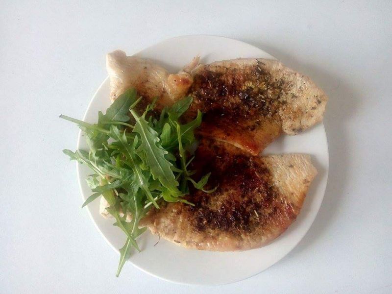 Filet z kurczaka w marynacie ziołowo czosnkowej.