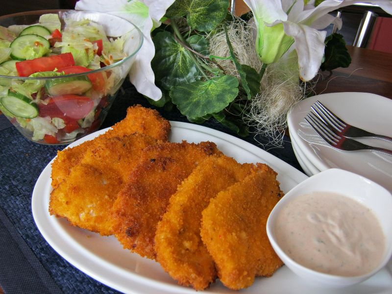 Filet z kurczaka w panierce z curry i papryki  Filet z kurczaka w panierce z curry i papryki