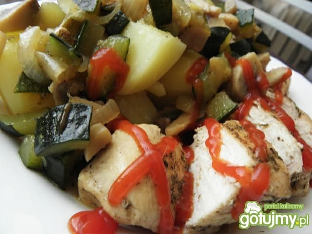 Filet z kurczaka w potrawce z cukinii.