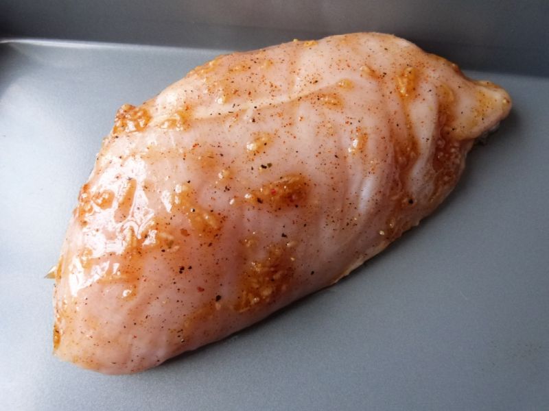 Filet z kurczaka w słodko-pikantnej marynacie 