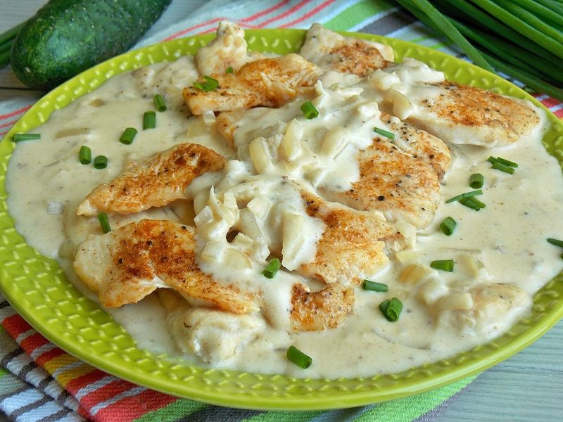Filet z kurczaka w sosie cebulowym z bryndzą