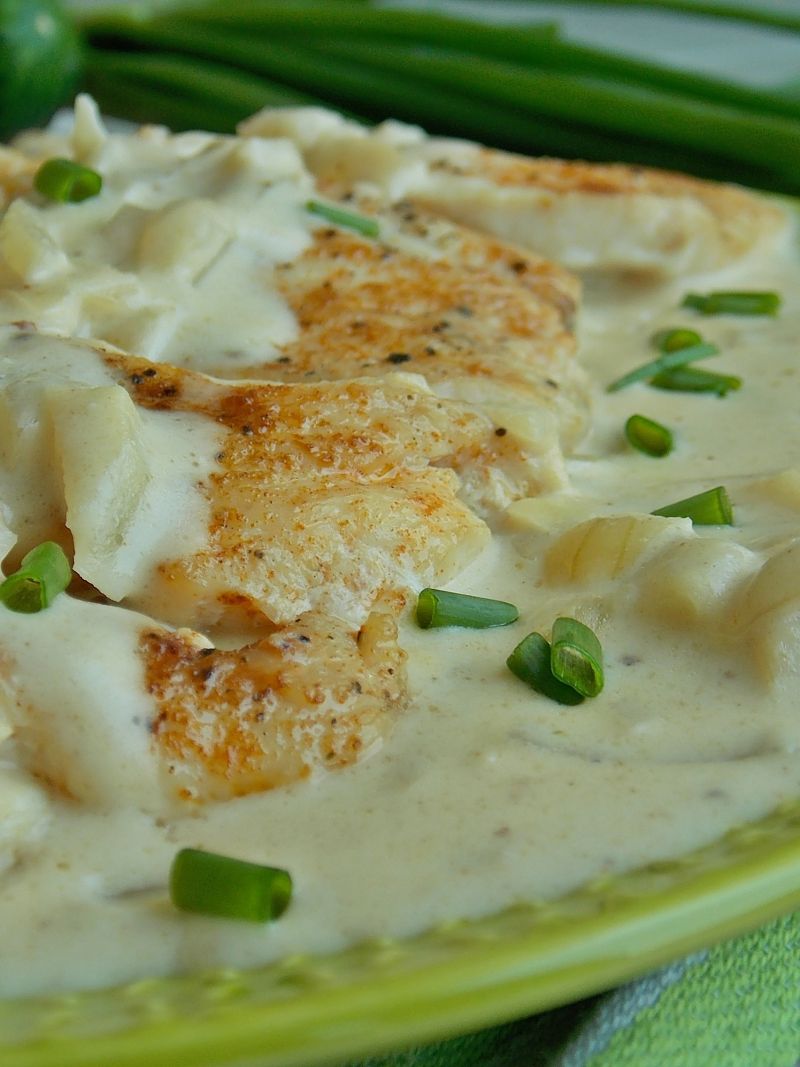 Filet z kurczaka w sosie cebulowym z bryndzą