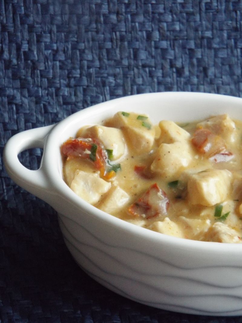 Filet z kurczaka w sosie jogurtowym z pomidorami