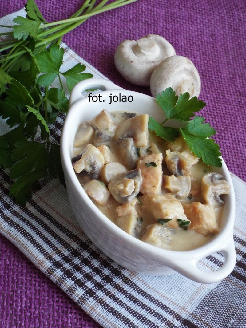Filet z kurczaka w sosie pieczarkowo-serowym 