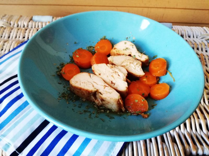 Filet z kurczaka w sosie sojowym z marchewką