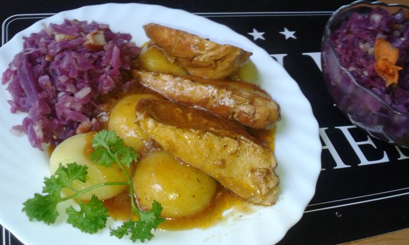 Filet z kurczaka w sosie z kluskami i kapustą Filet z kurczaka w sosie z kluskami i kapustą