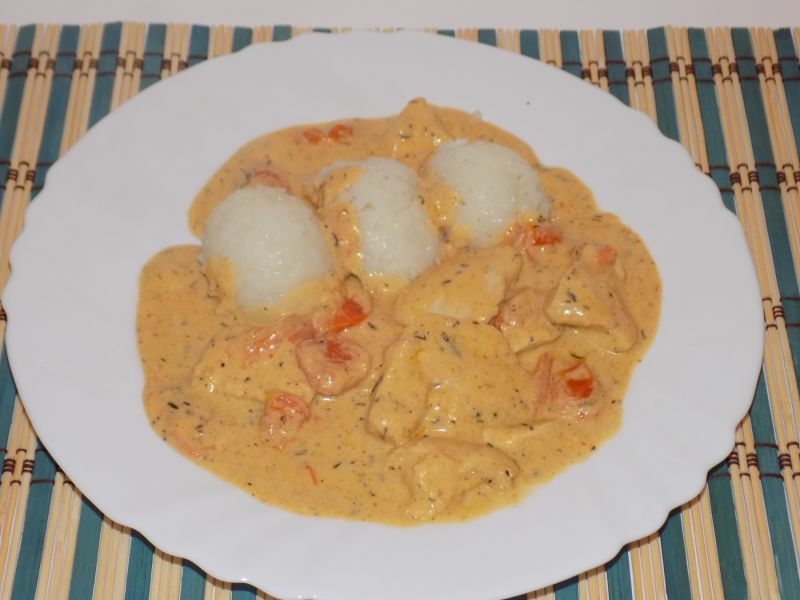 Filet z kurczaka w sosie z pomidorkami