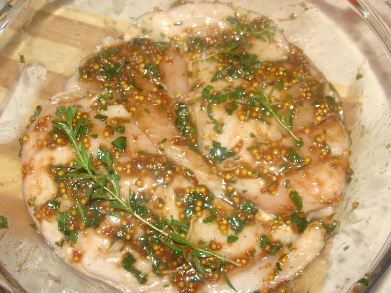 Filet z kurczaka w ziołowo musztardowej marynacie