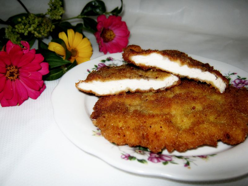 Filet z kurczaka z cebulowa nutką w panierce. Filet z kurczaka z cebulowa nutką w panierce.