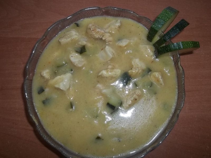 Filet z kurczaka z cukinią w sosie