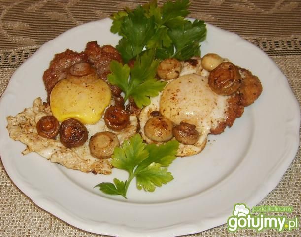 Filet z kurczaka z sadzonym jajkiem