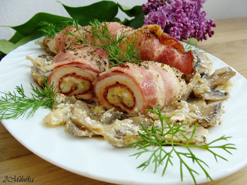 Filet z kurczaka z salami boczkiem na pieczarkach Filet z kurczaka z salami boczkiem na pieczarkach