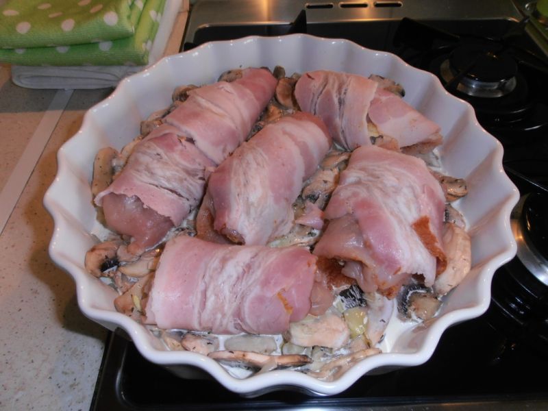 Filet z kurczaka z salami boczkiem na pieczarkach