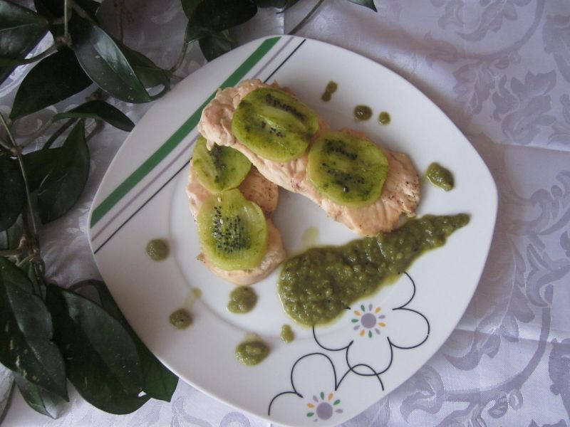 Filet z kurczaka z sosem z kiwi