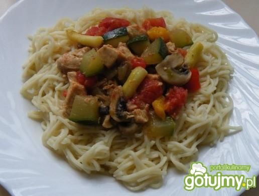 Filet z kurczaka z warzywami i makaronem