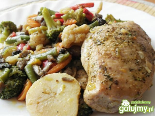 Filet z kurczaka z warzywami z patelni. Filet z kurczaka z warzywami z patelni.