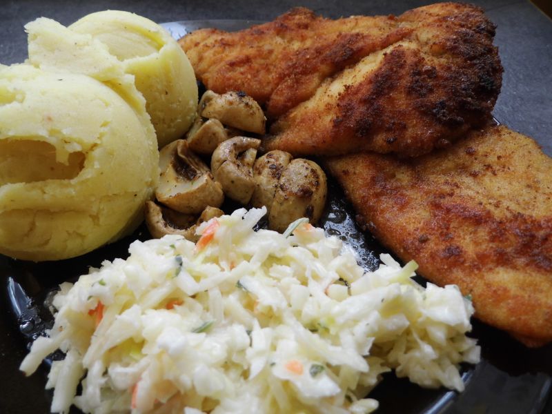 filet z kurczaka z ziemniakami i sałatką