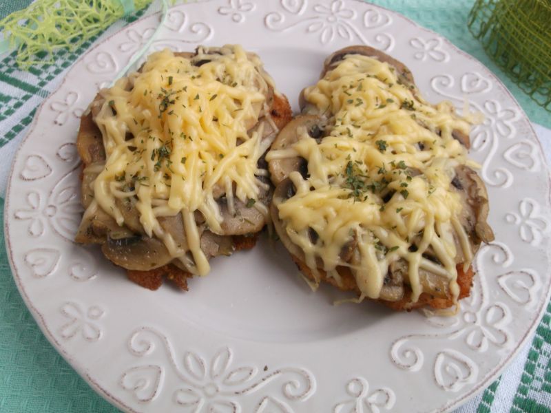 Filet z kurczaka zapiekany z pieczarkami i serem