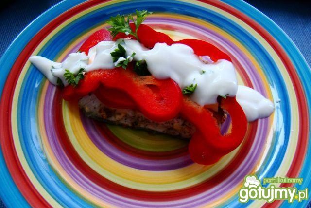 Filet z łososia z papryką i sosem 